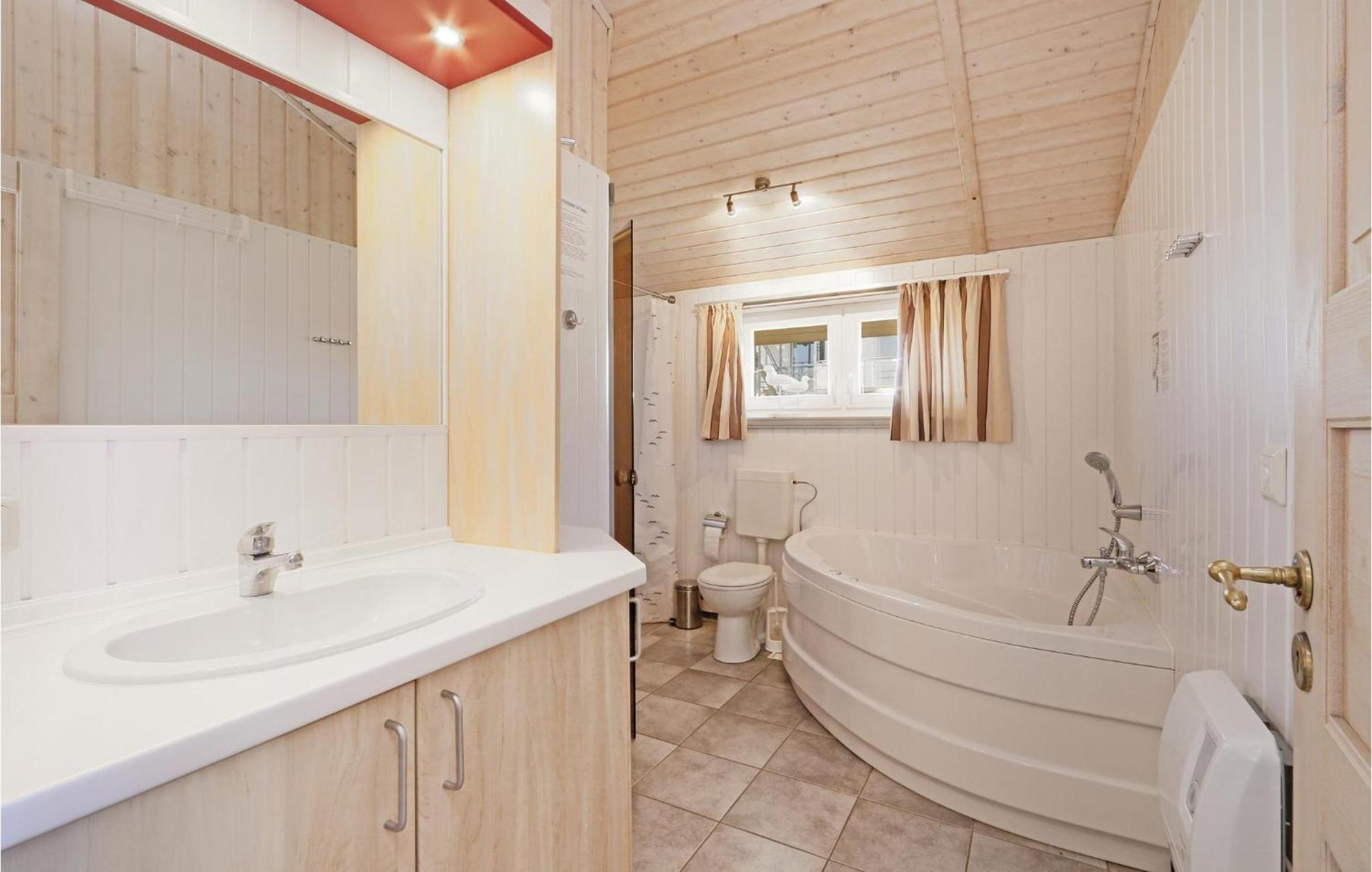 2 Bedroom Nice Home In Рехлин Экстерьер фото